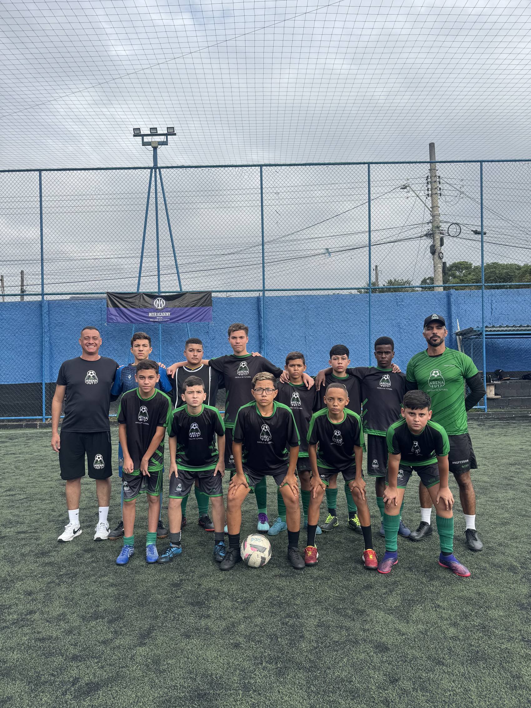 Turma da Arena Fut7 reunida em quadra antes do treino