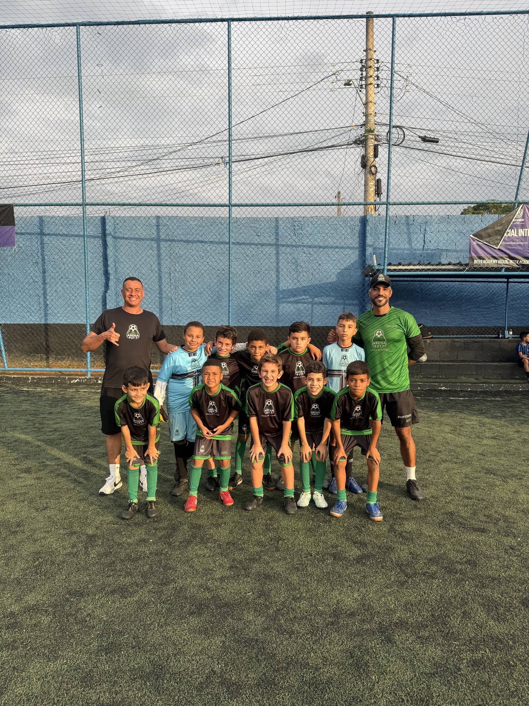 Turma da Arena Fut7 com os goleiros e professores, em quadra