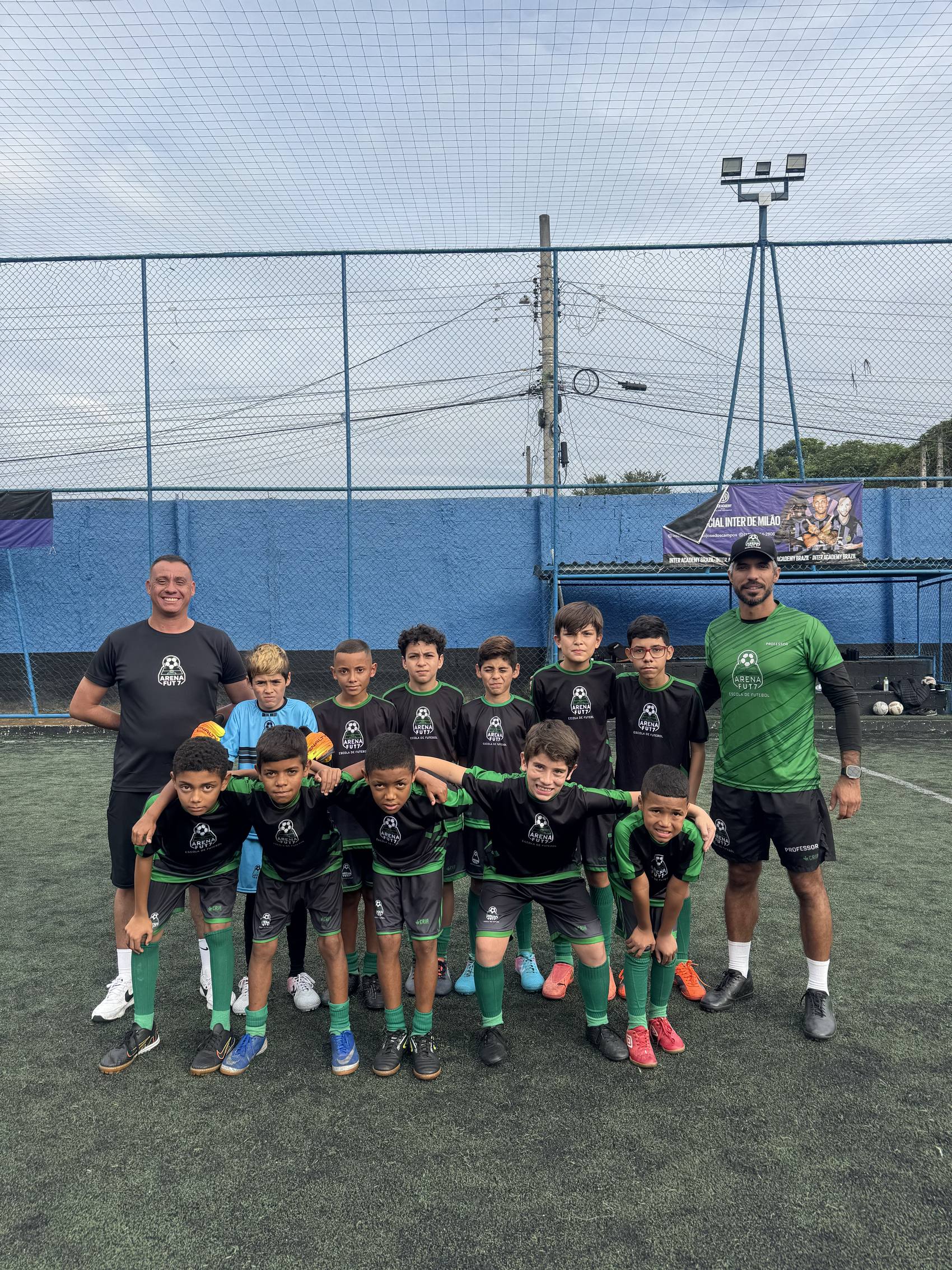 Turma completa da Arena Fut7, incluindo o goleiro, em quadra