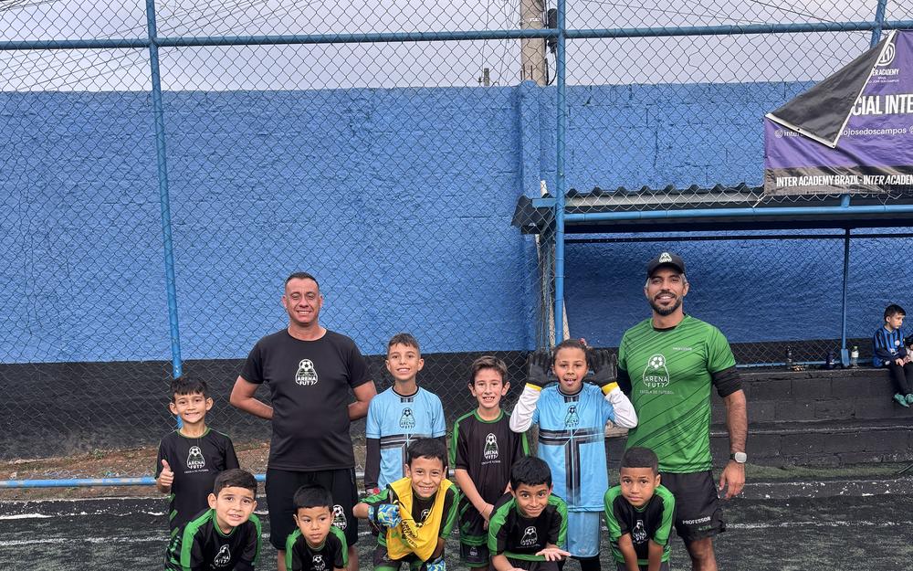 Turma de fundamentos da Arena Fut7 reunida em quadra