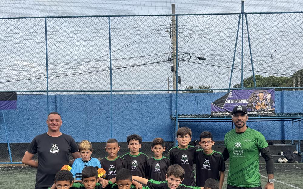 Turma de formação da Arena Fut7 reunida em quadra